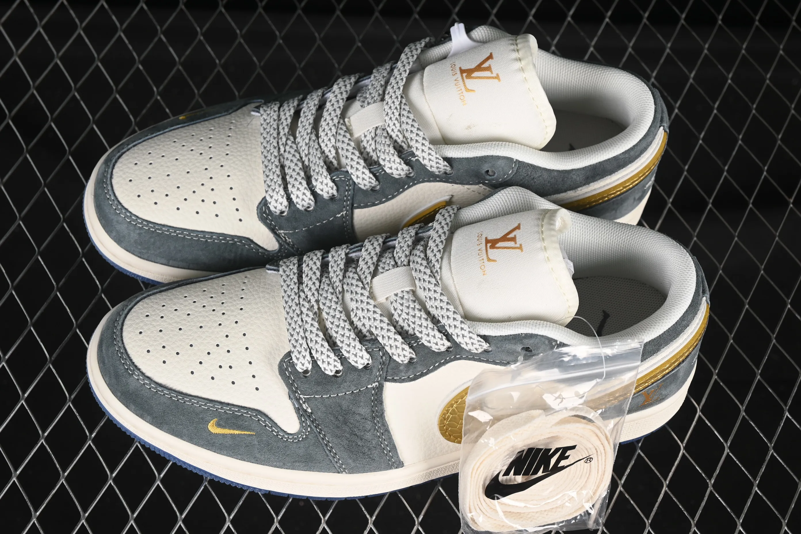 All categories Air Jordan Jordan series basketball shoes Air Jordan 1 Low high-end customized low-top sneakers Air Jordan 1 Low AJ1 Joe 1 LV joint gold hook snake scale high-end customized low-top retro basketball shoes XX3168-167